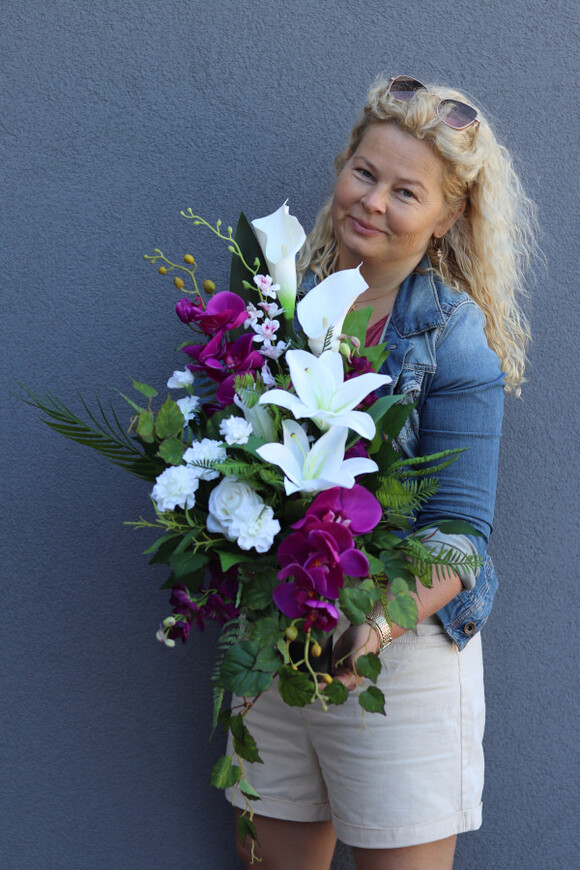 Królewska 2, bukiet nagrobny z flakonem