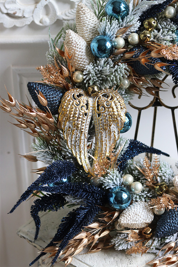Winteriana, świąteczny granatowo-złoty wianek	