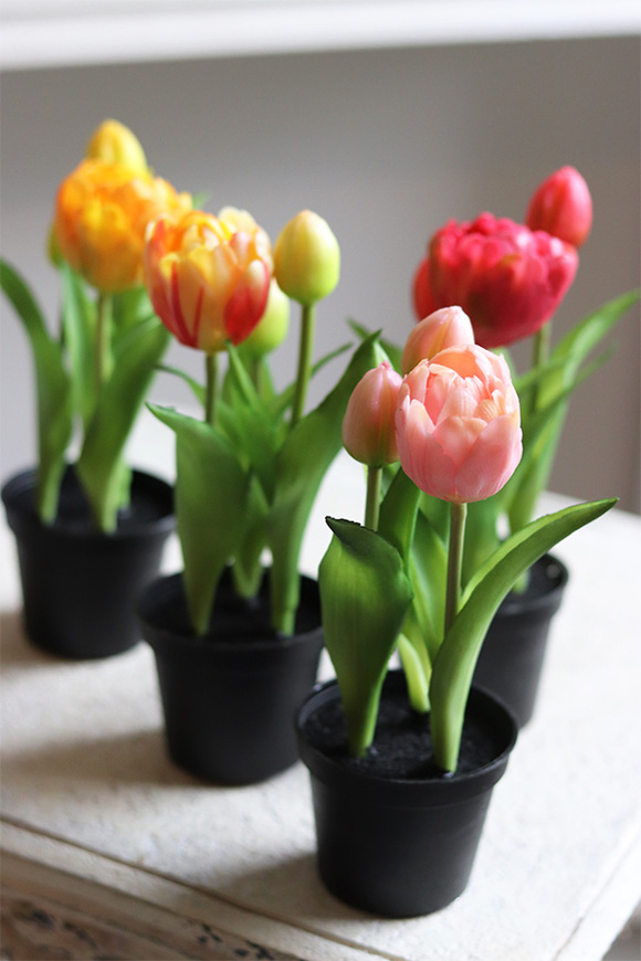 kompozycja z gumowych tulipanów w doniczce