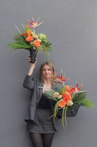 Amazonka Volcan, kompozycja nagrobna ze strelicją