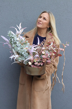 OD RĘKI Romantic Winter, świąteczny stroik w szklanej misie, wym.52x65x44cm