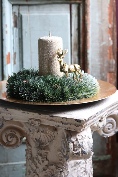 oryginalny świąteczny stroik, Złoty Renifer ze świecą, na dekoracyjnym talerzu, śr.42cm