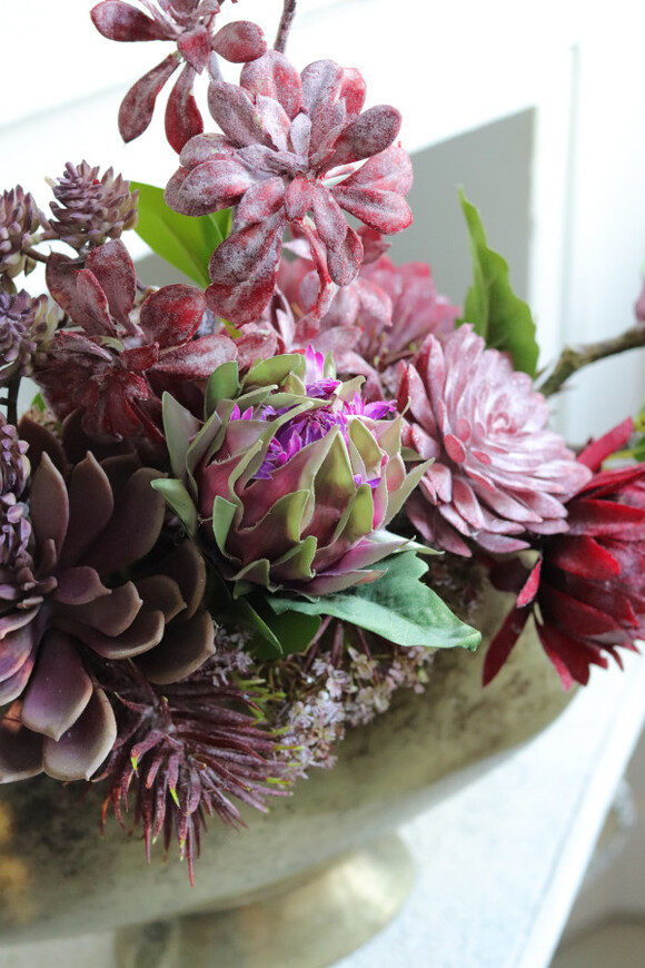 Olivina Kristi 3, kompozycja sukulenty w złotym pucharze