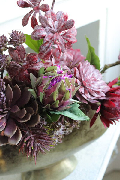 Olivina Kristi 3, kompozycja sukulenty w złotym pucharze