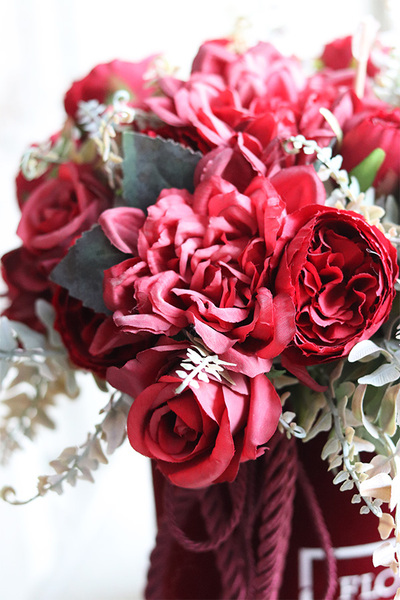 Bordina, welurowy flowerbox z czerwonymi kwiatami, wys.30cm 