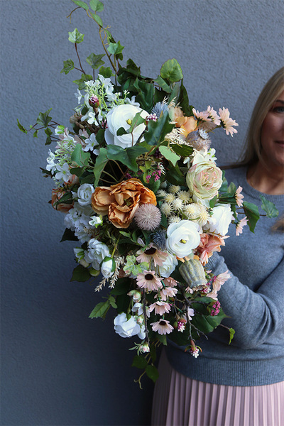 Remina Baronessa, kompozycja kwiatowa w naczyniu