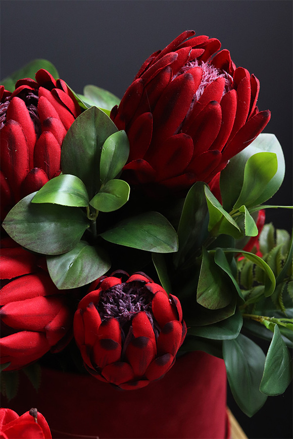 Czerwone Love, flowerbox na walentynki z proteą