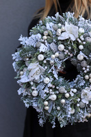 Oczarowani Świętami, zimowy wianek z białymi kwiatami