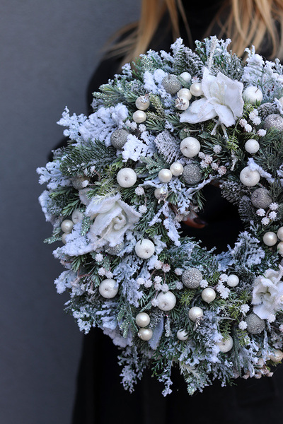 Oczarowani Świętami, zimowy wianek z białymi kwiatami