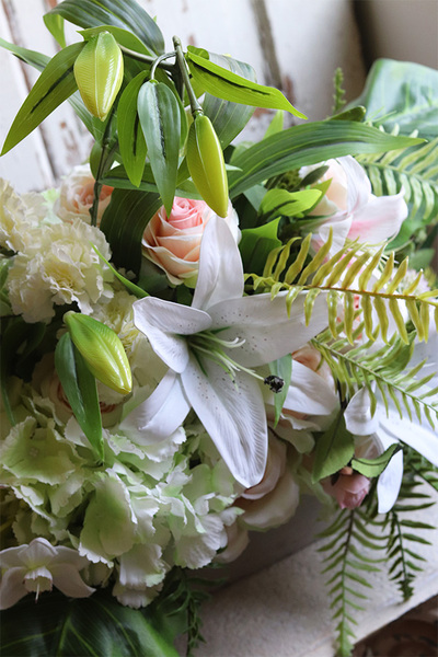 Lilie, kompozycja nagrobna w naczyniu, wym.50x76cm 