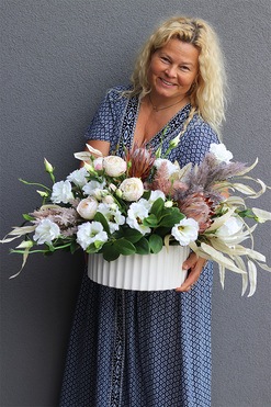 Bianca Hampton, kompozycja kwiatowa w naczyniu, wym.46x68x48cm