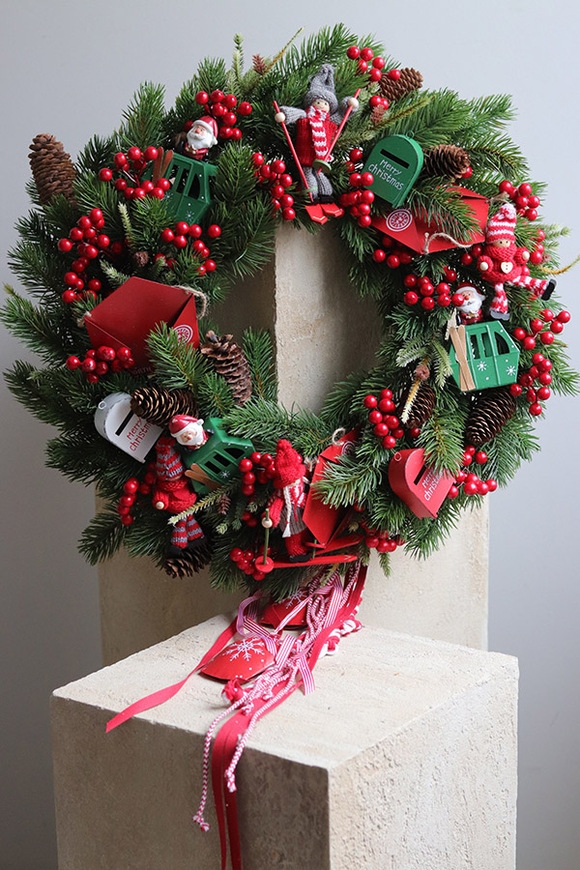 Na Kasprowy, świąteczny wianek na drzwi