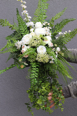 Benella, kompozycja nagrobna w misie, wym.30x46x67cm 