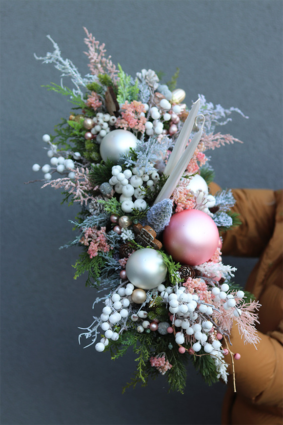 Pudrovy Róż Zimowy, świąteczny stroik