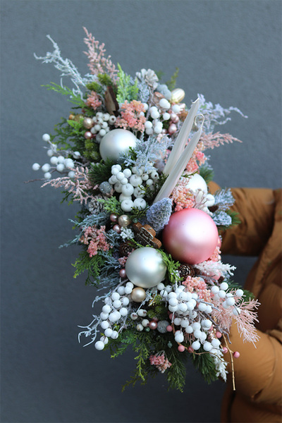 Pudrovy Róż Zimowy, świąteczny stroik