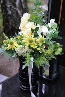 Nemitte, żółto-zielony bukiet nagrobny z orchideą i jeżykami