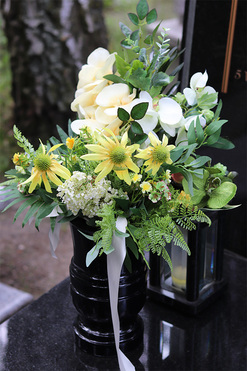 Nemitte, żółto-zielony bukiet nagrobny z orchideą i jeżykami, dł.66cm