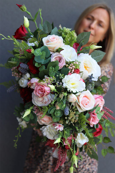 Klerina Laos, kompozycja nagrobna w srebrnej misie