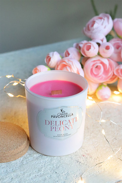 Delicate Peony, sojowo-kokosowa świeca zapachowa w szkle, biała, 135g