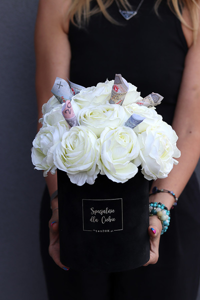 Money Black&White, flowerbox okolicznościowy z kwiatów sztucznych, wys.30cm