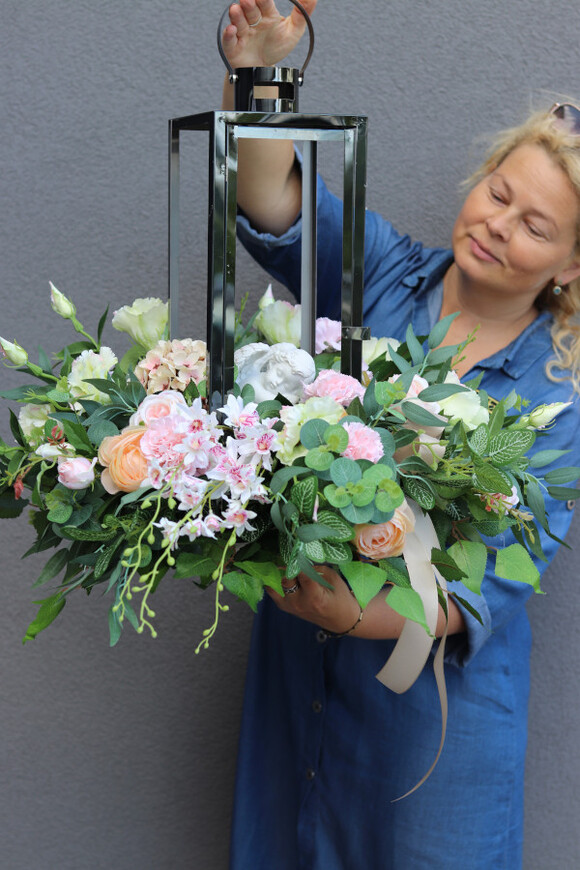 Angelo Garden Creamy, kompozycja kwiatowa z lampionem