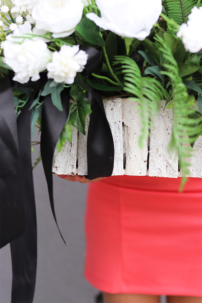 Białe Wspomnienia, dekoracja nagrobna w skrzynce