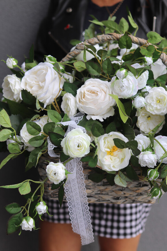 Białe Dni, kosz z białymi różami