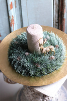 oryginalny świąteczny stroik, Złoty Renifer ze świecą, na dekoracyjnym talerzu, śr.42cm