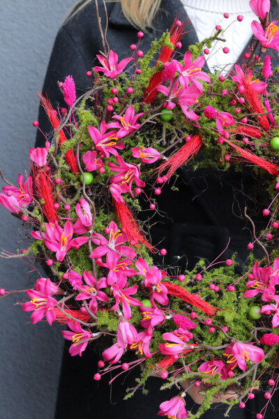 Różowa Pogoda, kwiatowy wianek na drzwi