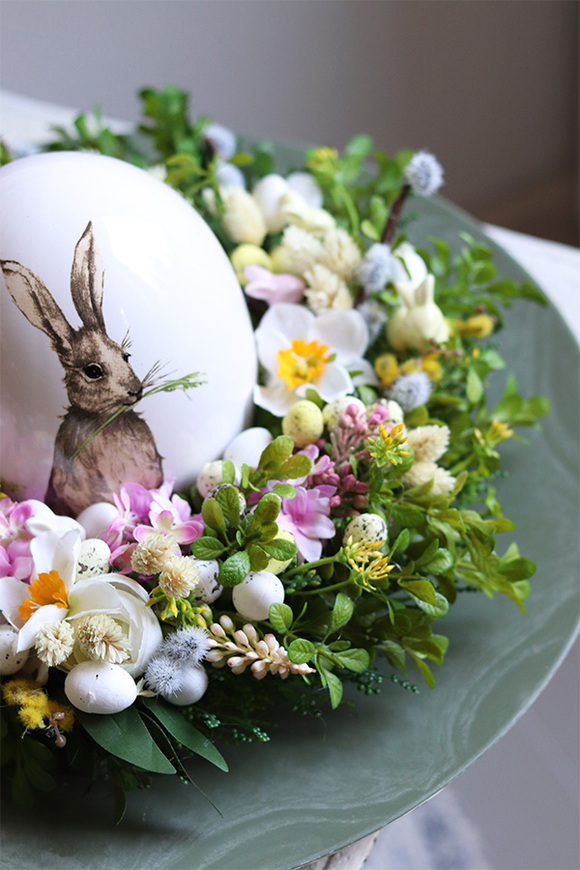 Zieleń Wielkanocna, stroik z jajem na talerzu
