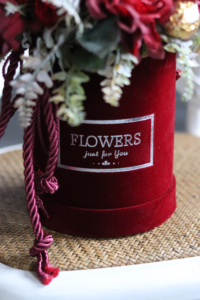 Bordina, welurowy flowerbox z czerwonymi kwiatami, wys.30cm