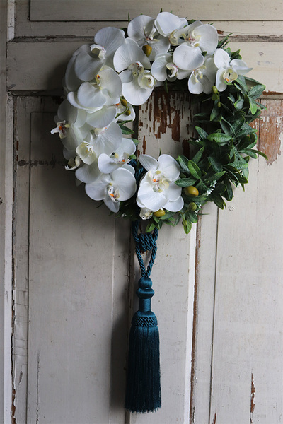 asymetryczny wianek z chwostem, Orchidelia White 2, śr.42cm