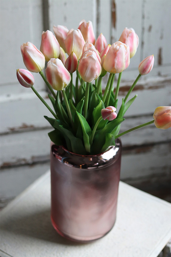 Ferra Salise, bukiet gumowych tulipanów w szklanym wazonie, wys.48cm