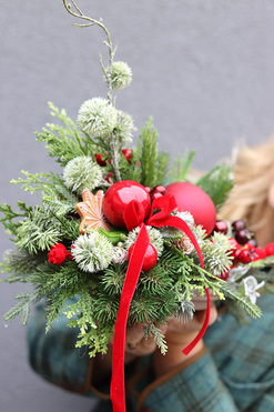 Klasyka Hilton, świąteczny stroik z bombkami, wym.26x35x25cm