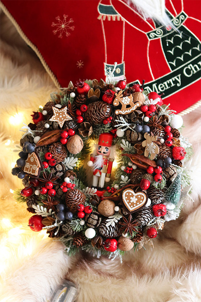 Czajkowski, świąteczny wianek z dziadkiem do orzechów