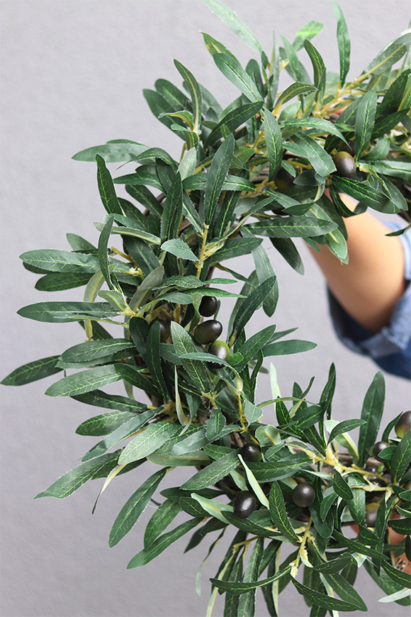 Oliwny Gaj, zielony wianek na drzwi z oliwkami