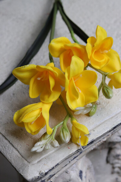 Frezje, gumowe sztuczne kwiaty, gałązka żółta