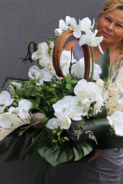 White Orchidera 2, kompozycja nagrobna w misie, wym.60x75cm