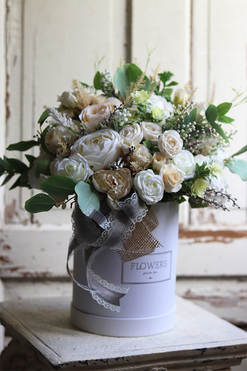 Kvietny, flowerbox z koronkową wstążką, wys.47cm