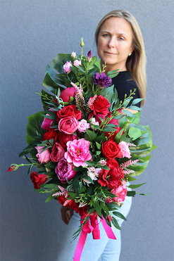 Ydeliana, bukiet nagrobny z różami i monsterą, dł.75cm