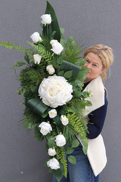 OD RĘKI Kalipso White Roses, biała wiązanka nagrobna, dł.110cm