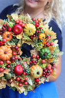 Liście i Dynie, barwny wianek z atrybutami jesieni