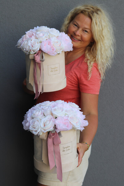 Cedite 2, welurowy flowerbox z różowymi kwiatami