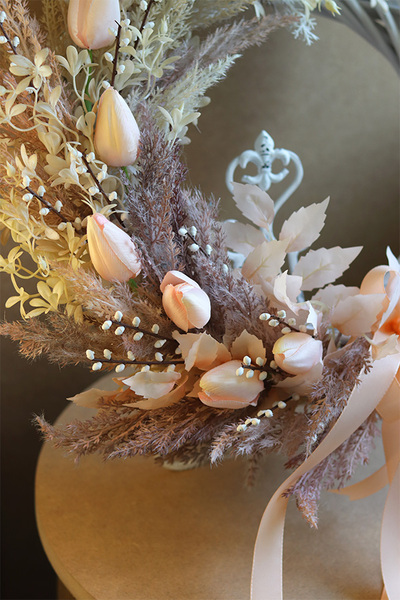 Tulipany Beige, wiosenny wianek z tulipanami