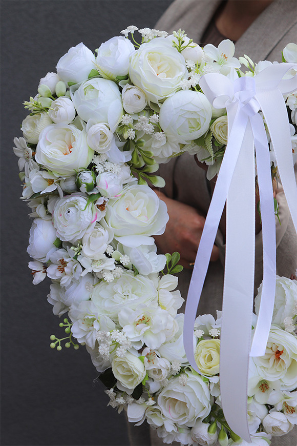 Pierwsza Komunia Święta, dekoracyjne białe serce z kwiatów