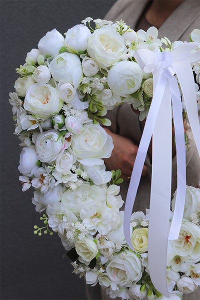 Pierwsza Komunia Święta, dekoracyjne białe serce z kwiatów