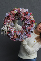 Bogactwo Kwiatów, różowy wianek na drzwi