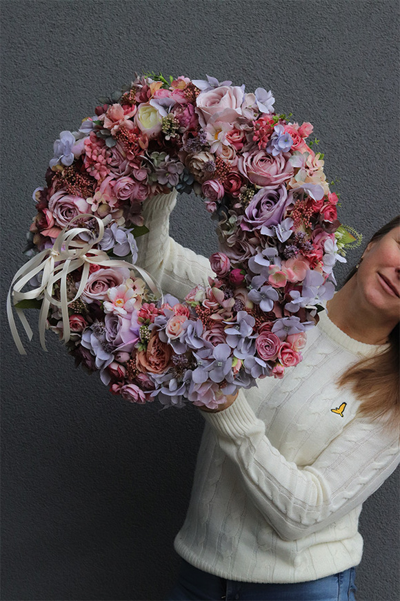 Bogactwo Kwiatów, różowy wianek na drzwi