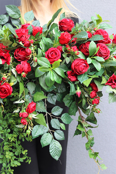 Opera Warszawska, okazała kompozycja kwiatowa