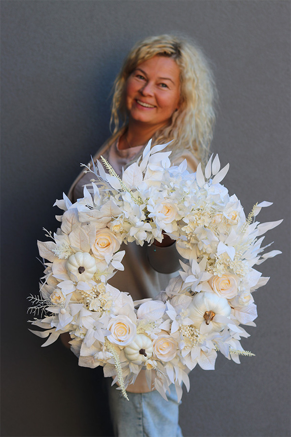 Sandy Autumn, jesienny wianek z białymi dyniami